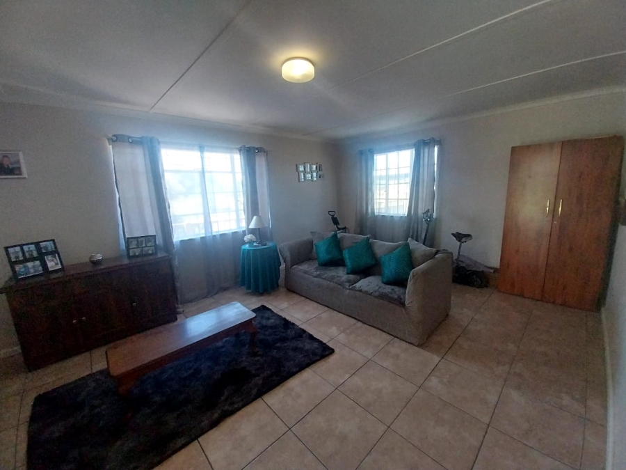 4 Bedroom Property for Sale in Rouxpark Western Cape